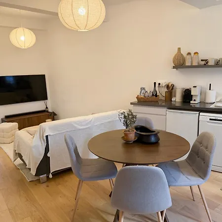 Lejlighed Appartement, 2 Pieces Traversant, Balcon, & Forville & Suquet *