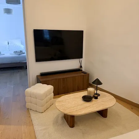 Appartement, 2 Pieces Traversant, Balcon, & Forville & Suquet *