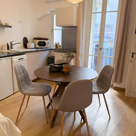 Appartement, 2 Pieces Traversant, Balcon, & Forville & Suquet 아파트