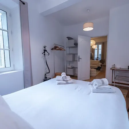 Appartement, 2 Pieces Traversant, Balcon, & Forville & Suquet *