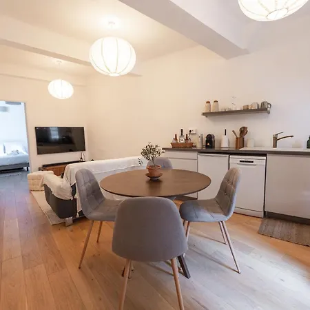 아파트 Appartement, 2 Pieces Traversant, Balcon, & Forville & Suquet